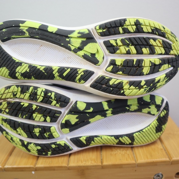 Nike Kids Running Shoes Black/Volt – Size 1Y - Picture 4 of 4